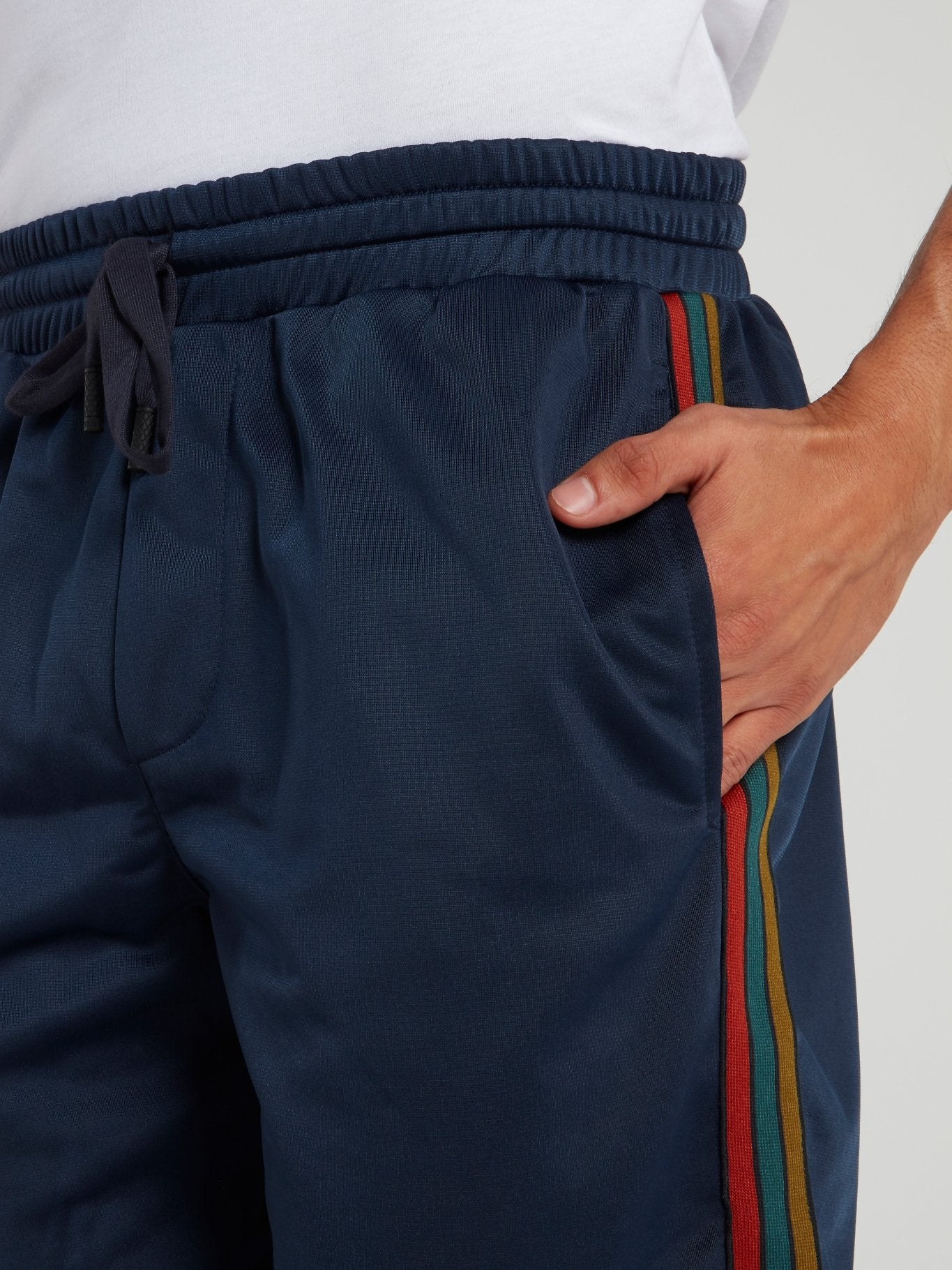 Темно-синие спортивные шорты с лампасами