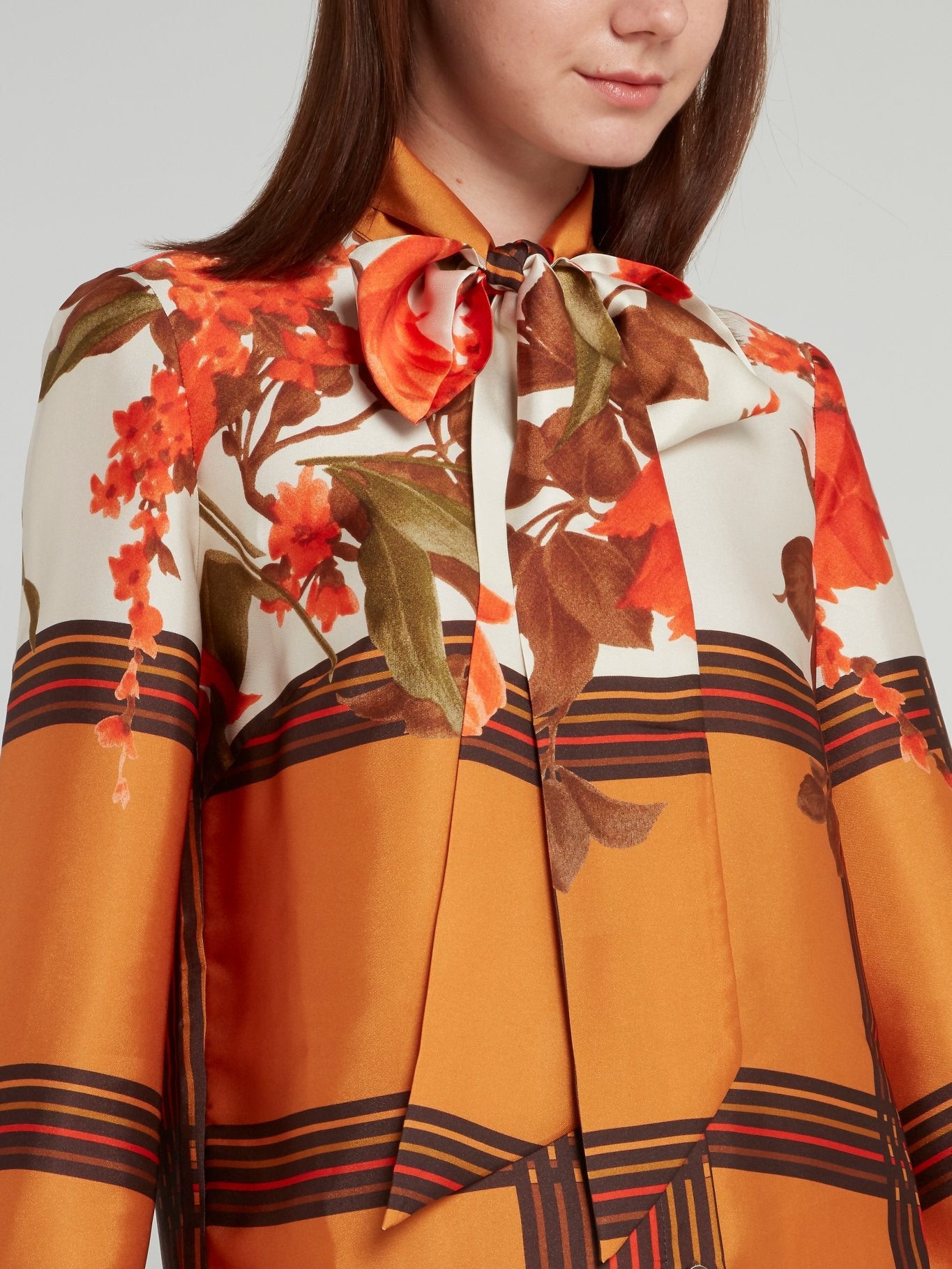 Оранжевый топ с бантом и цветочным принтом