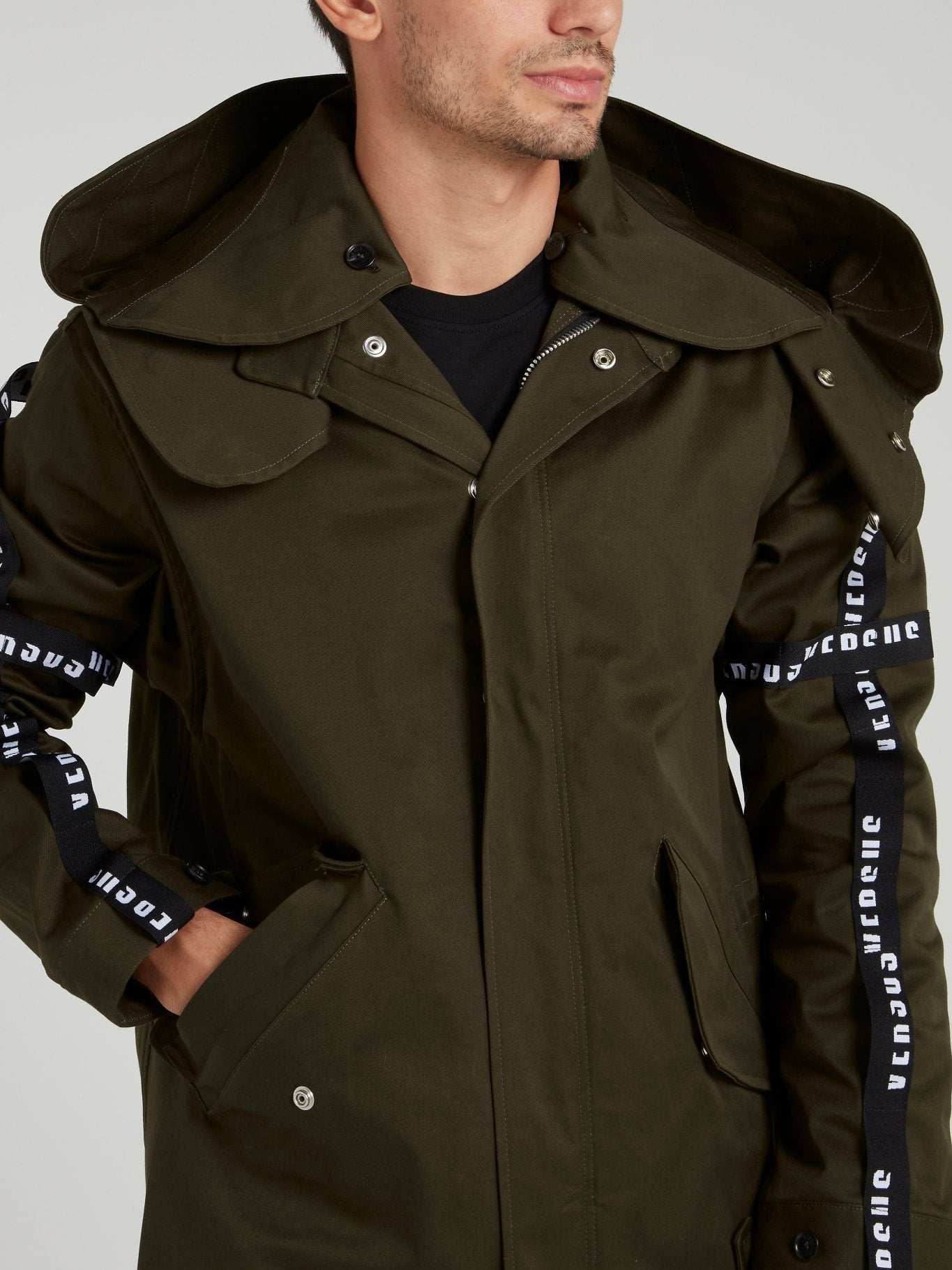 Оливковая парка с логотипом на рукавах