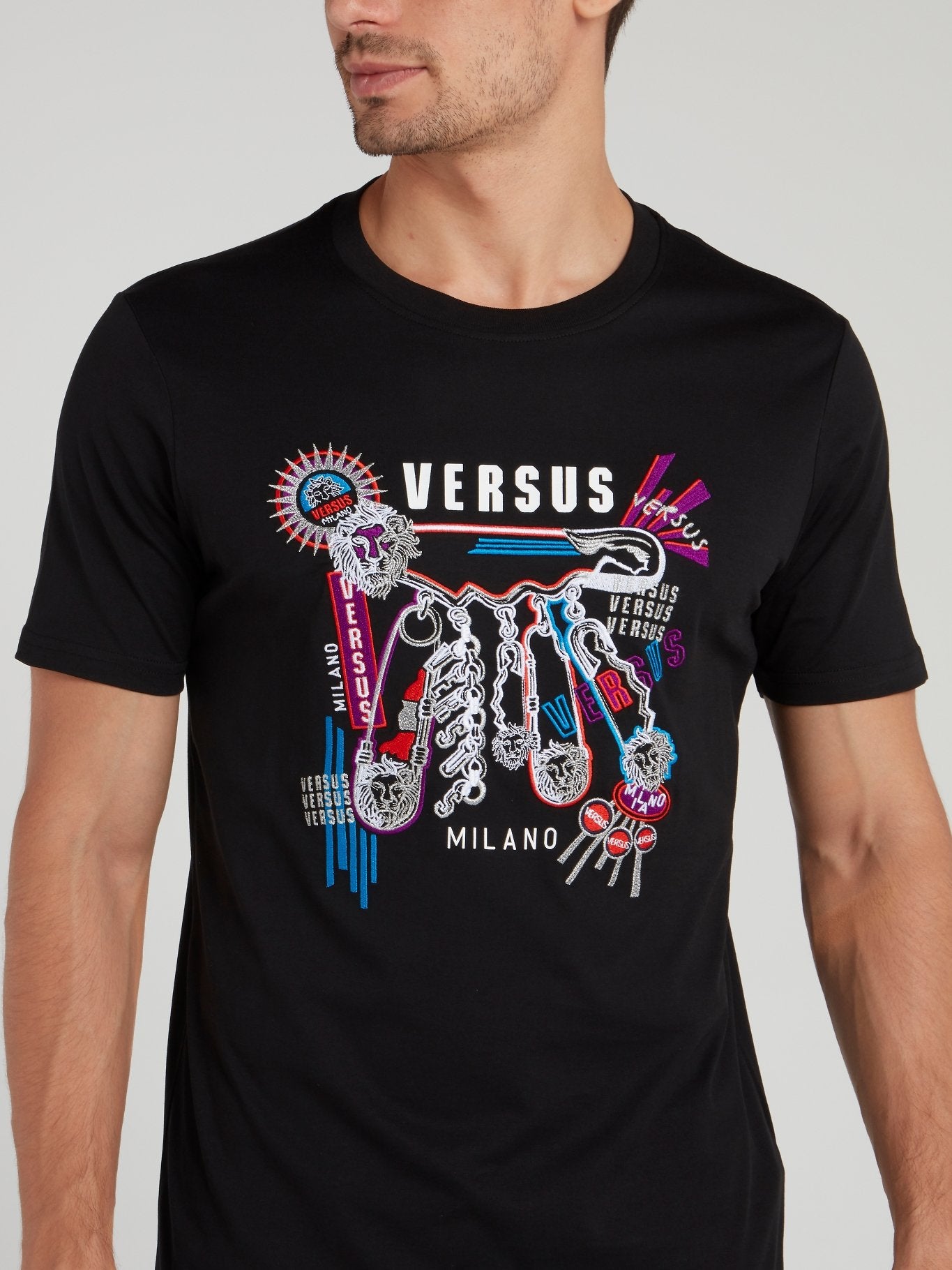 Черная футболка с абстрактным принтом