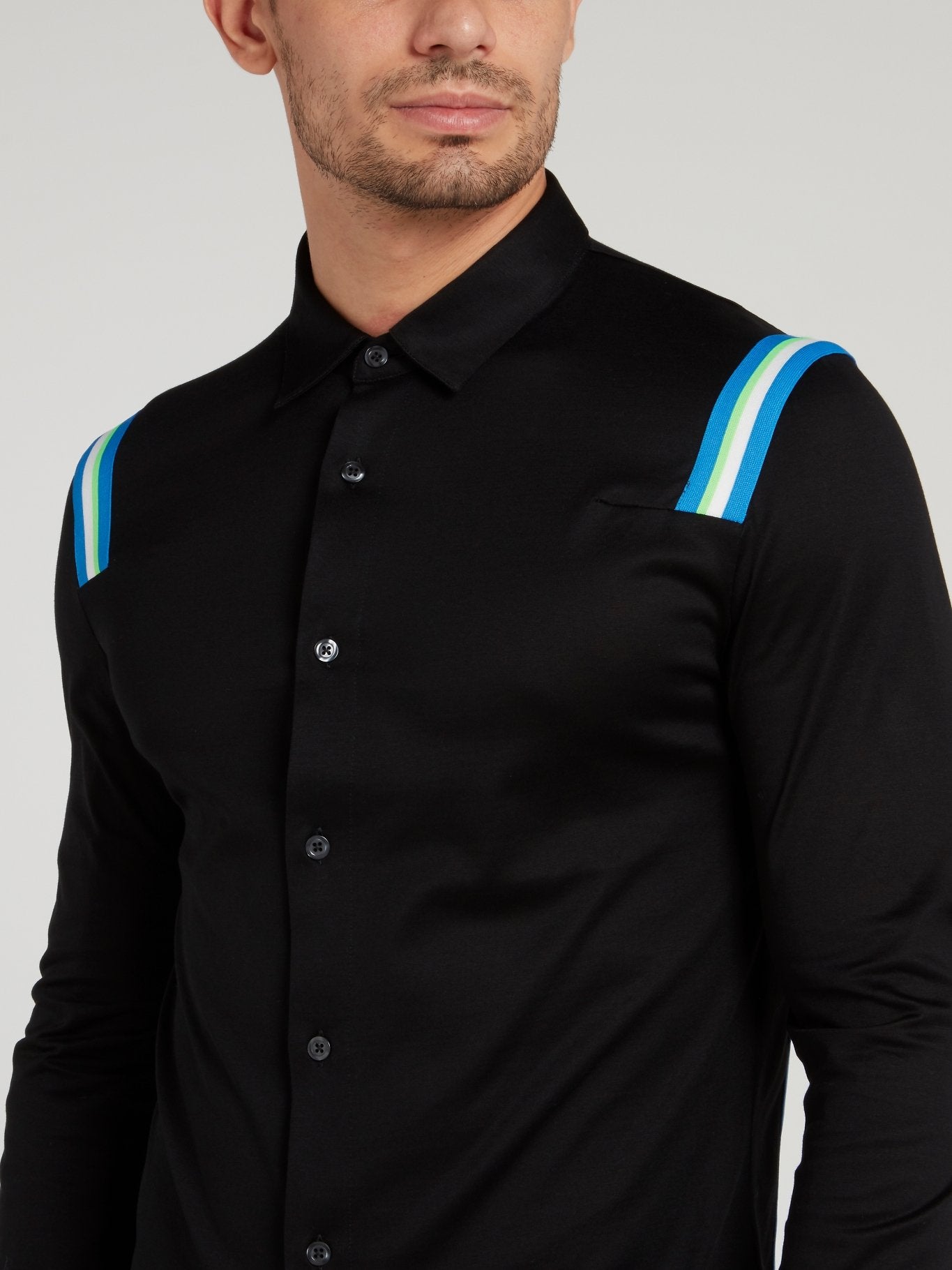 Черная рубашка с полосками на плечах