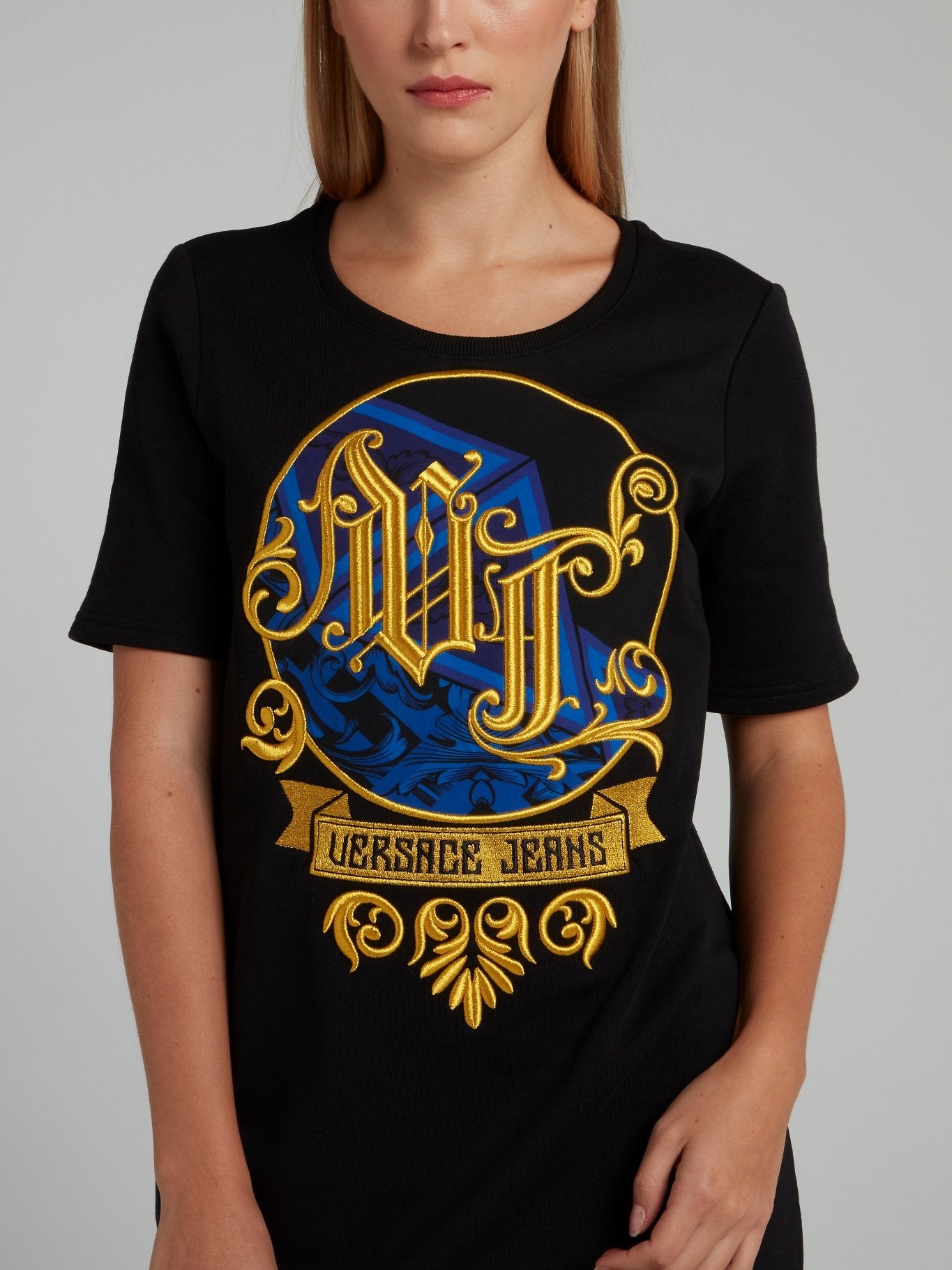 Черное платье-футболка с вышивкой