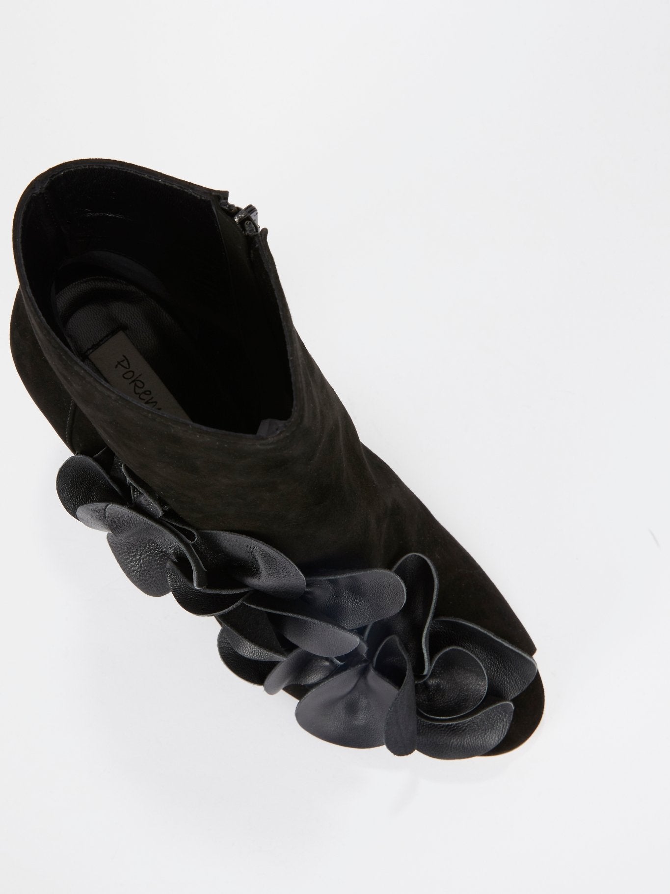 Черные ботильоны с цветочным украшением