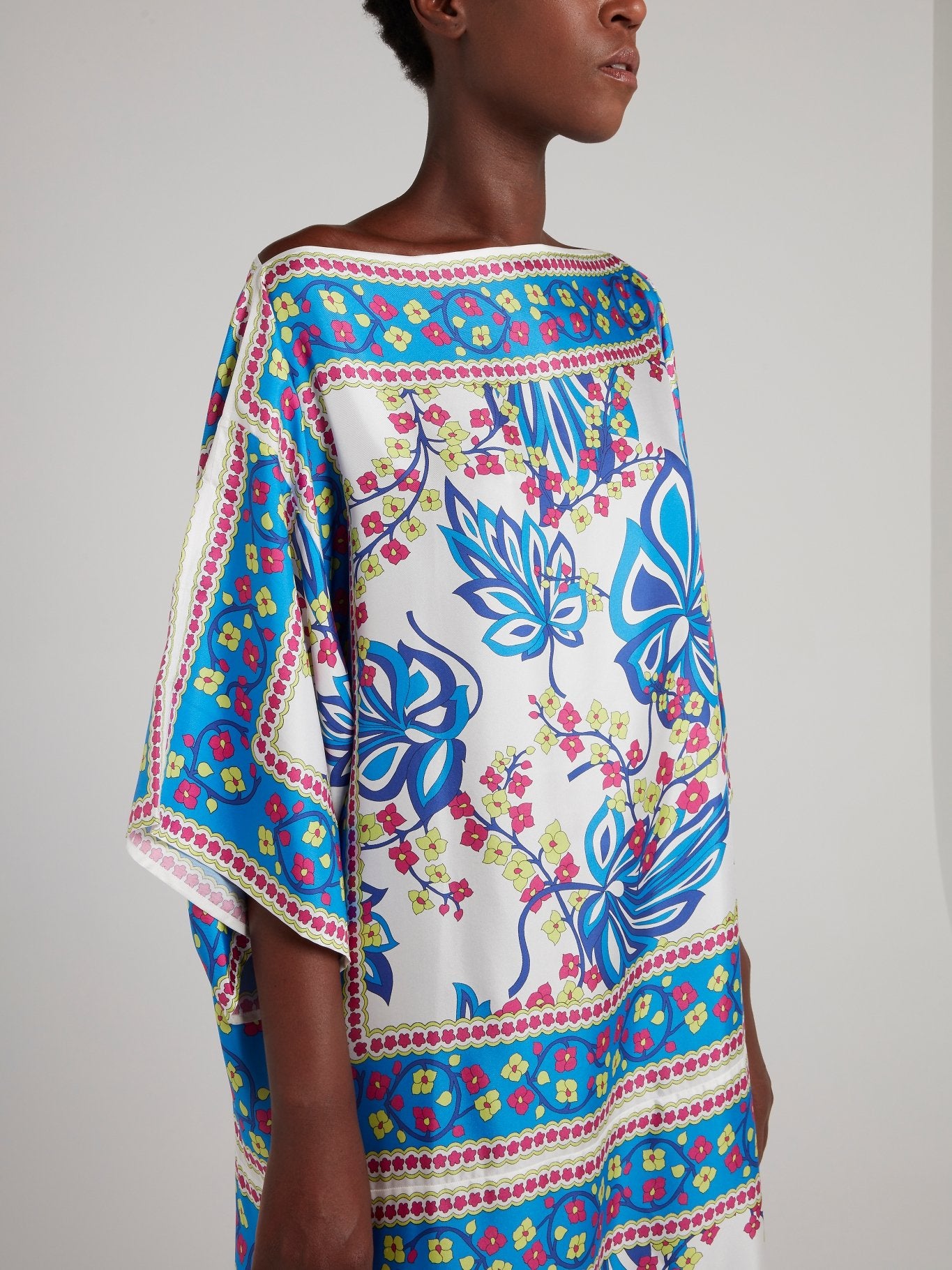 Платье-макси с синими узорами и вырезом лодочка