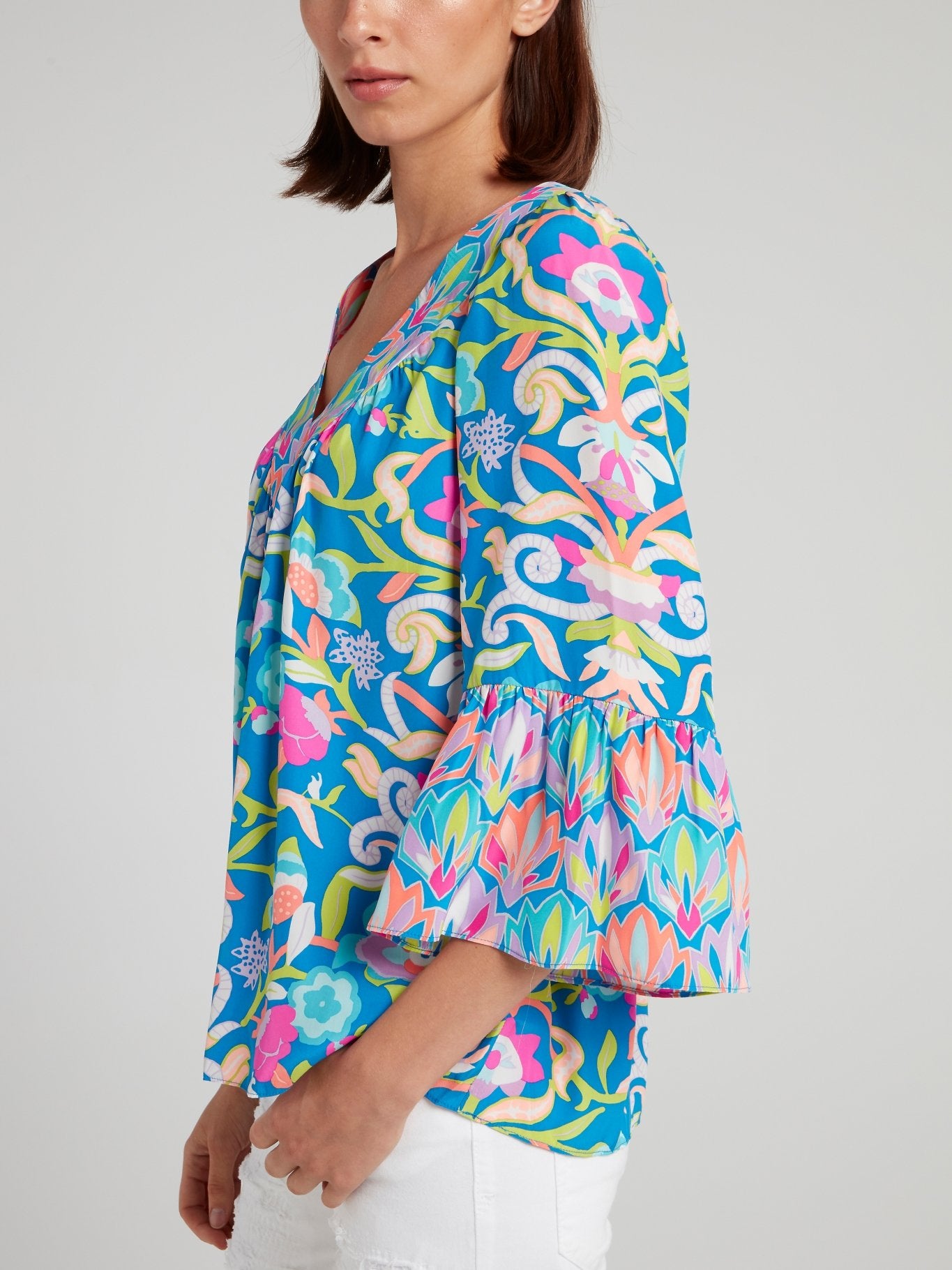 Блузка с расклешенными рукавами и цветочным принтом