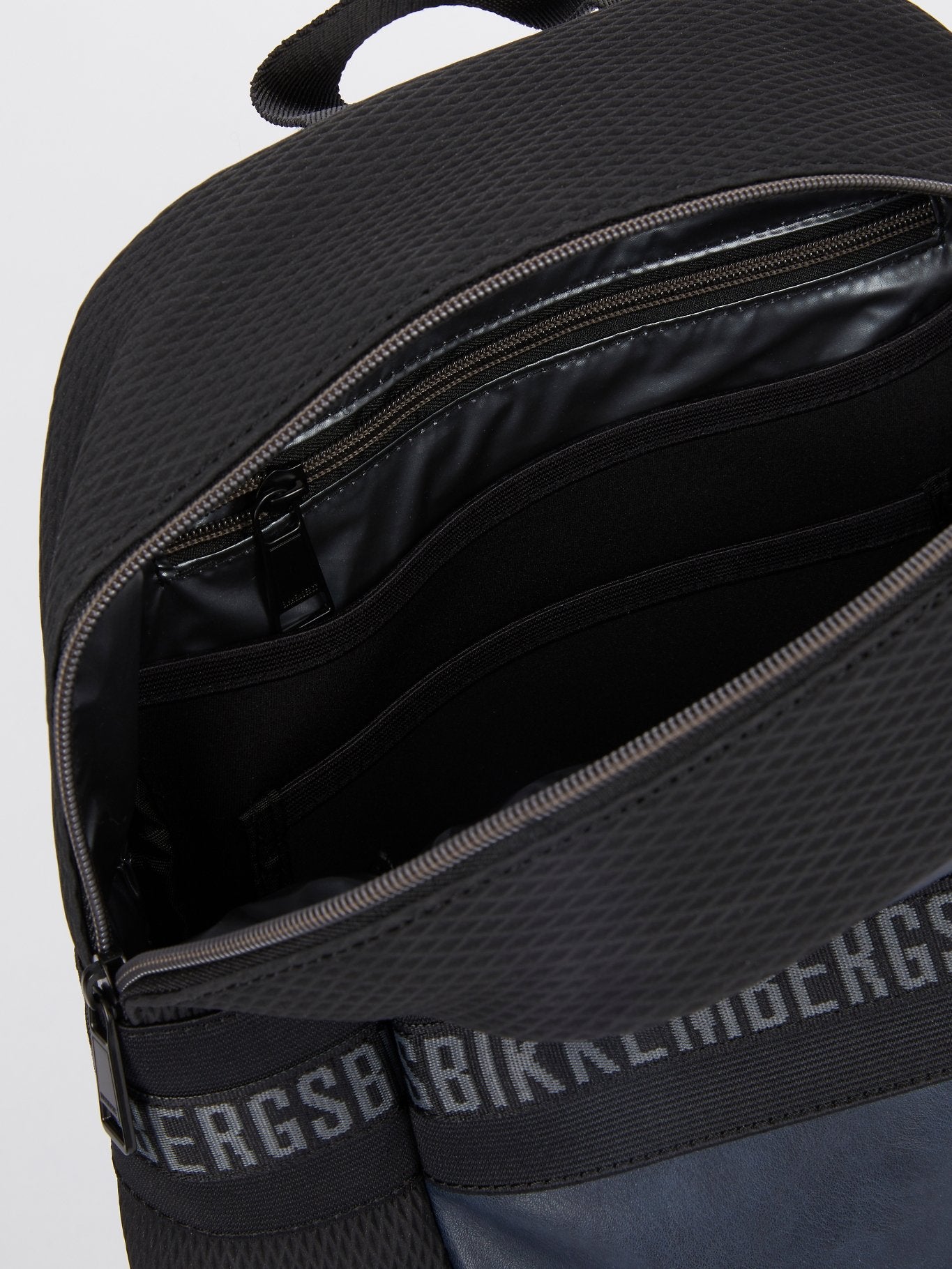 Темно-синий рюкзак с кожаной вставкой