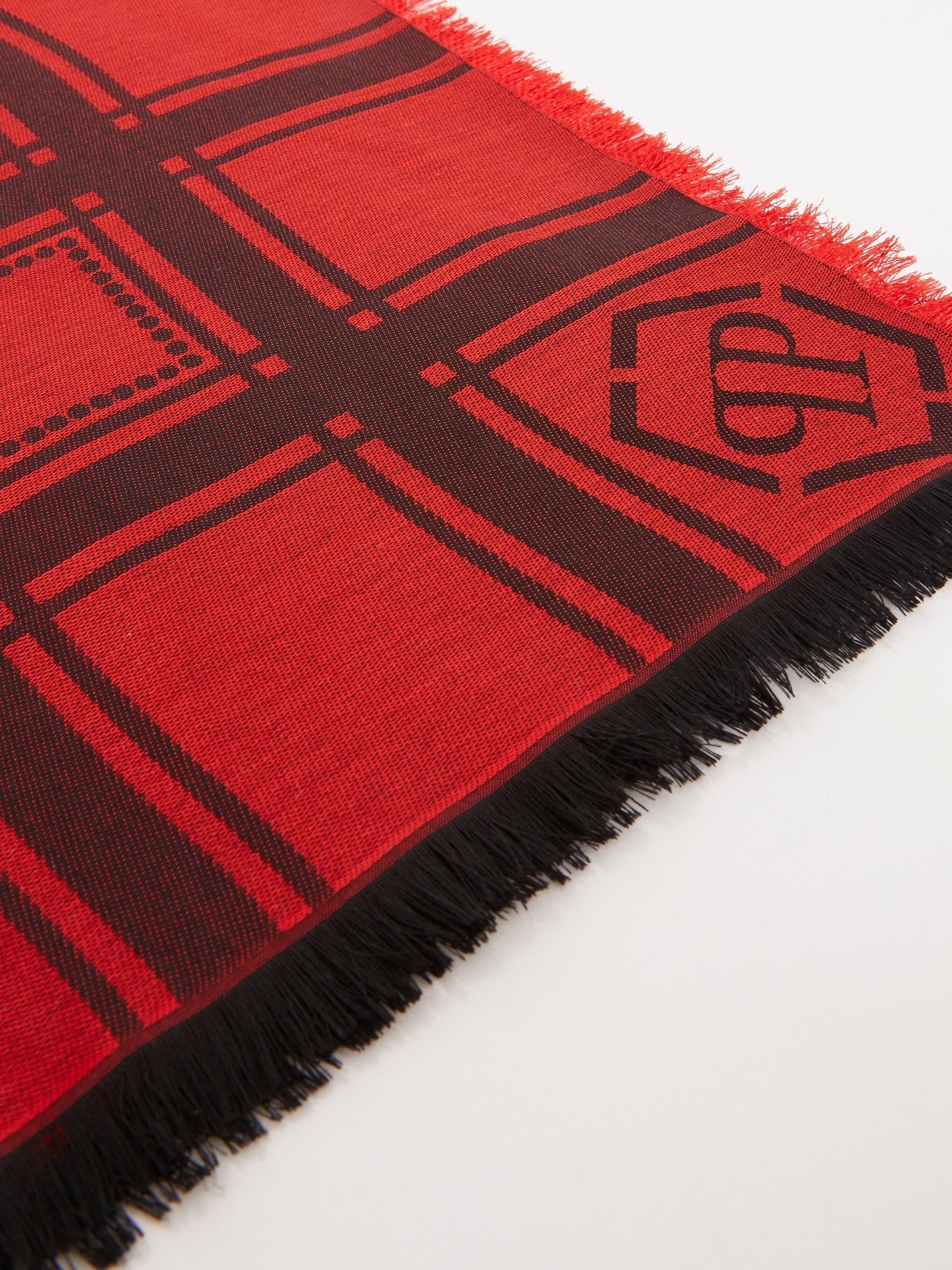 Красный шарф в клетку с бахромой