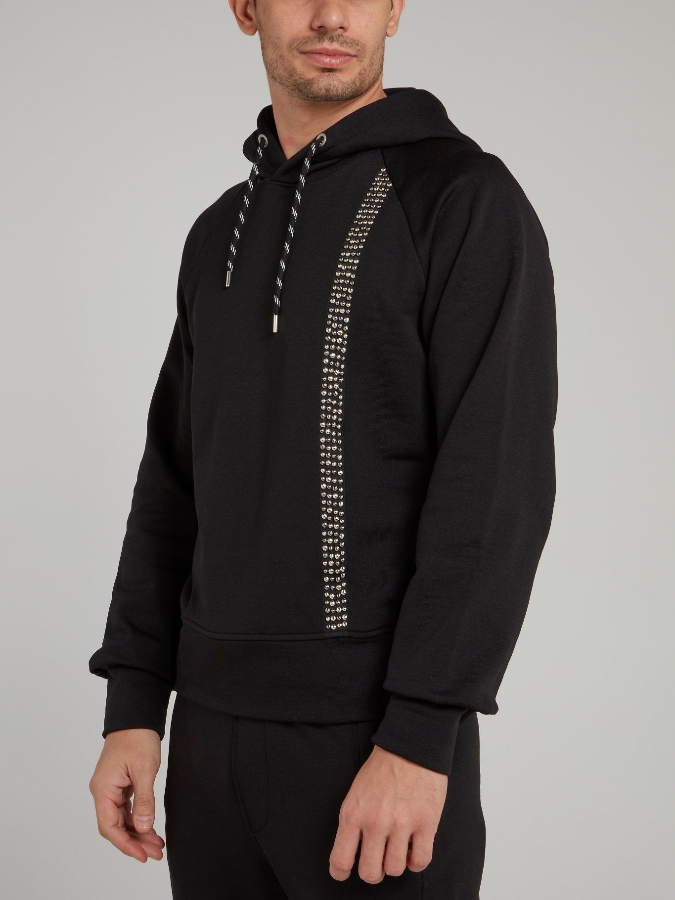 Черное худи с полоской из страз и логотипом