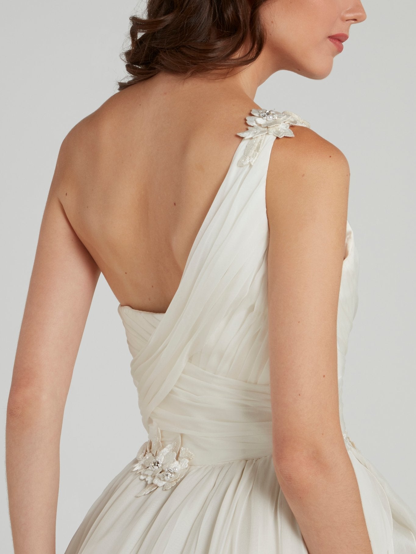 Многоярусное платье-макси на одно плечо с цветочным декором