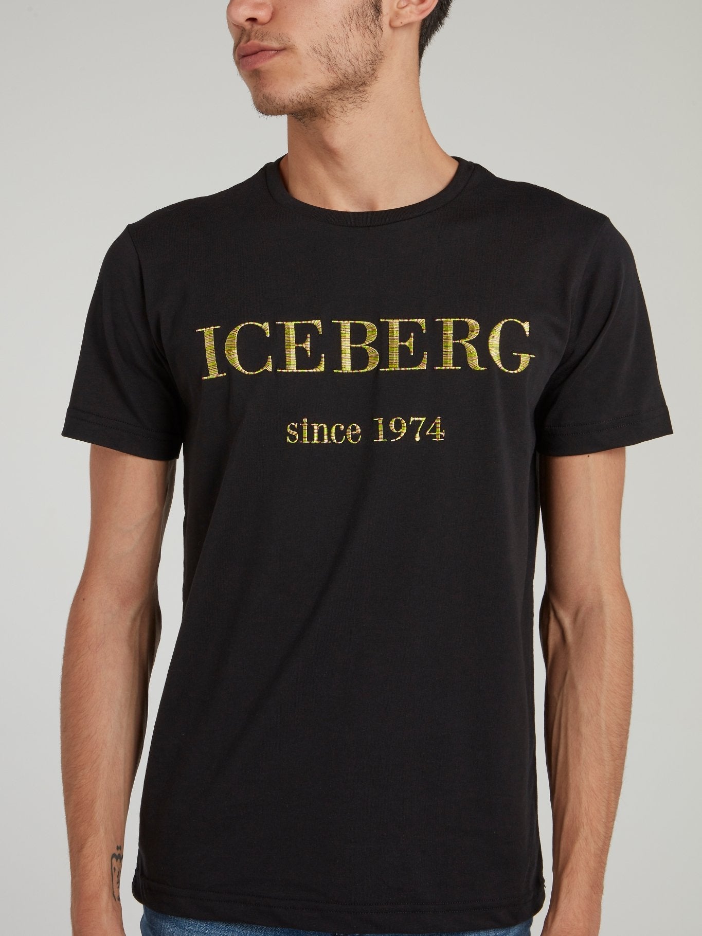 Черная хлопковая футболка с вышитым логотипом