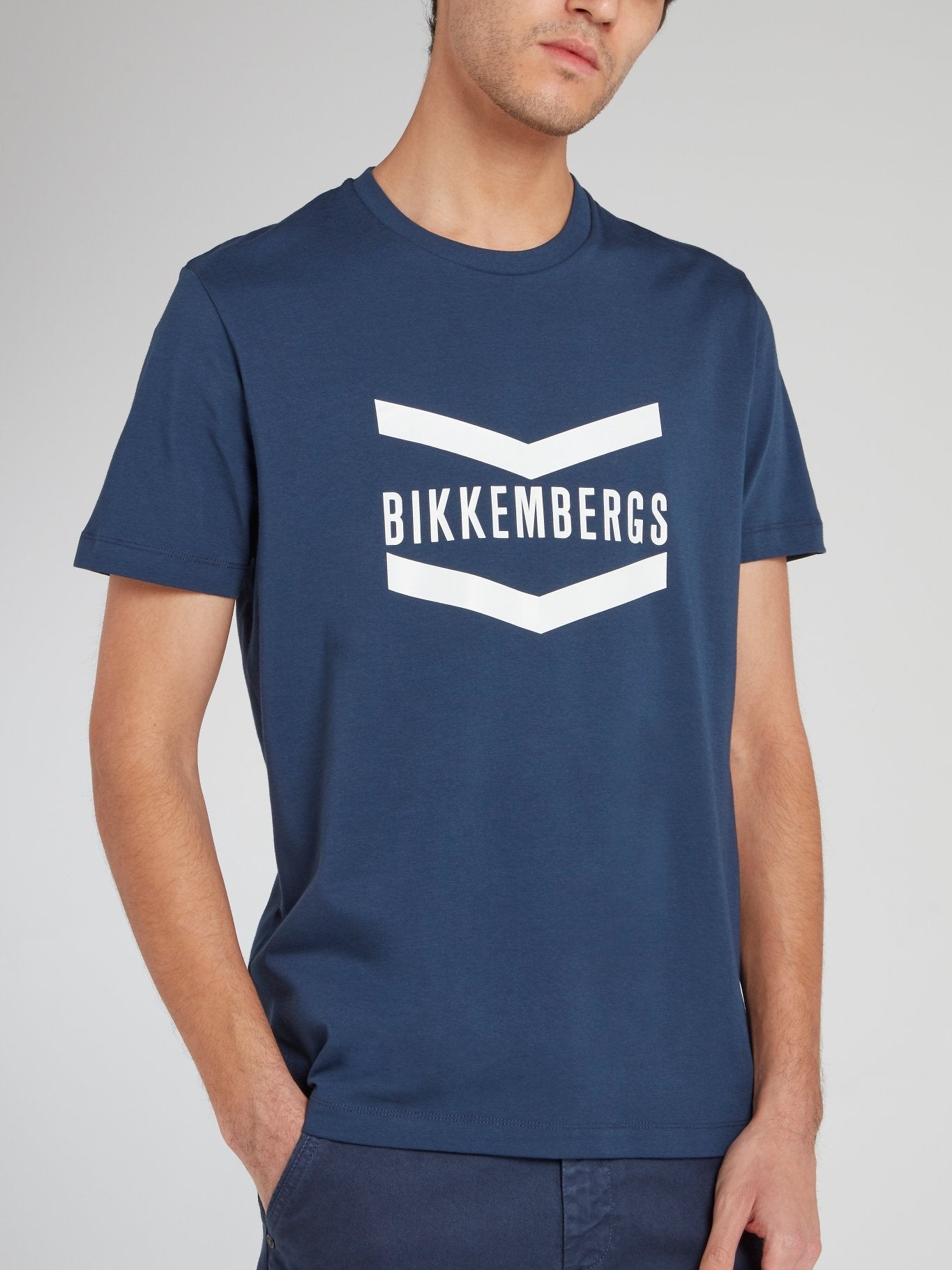 Темно-синяя свободная футболка с логотипом