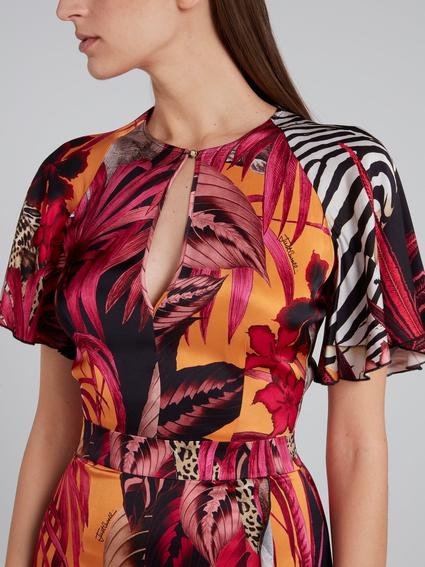 Красное платье с вырезом "замочная скважина"