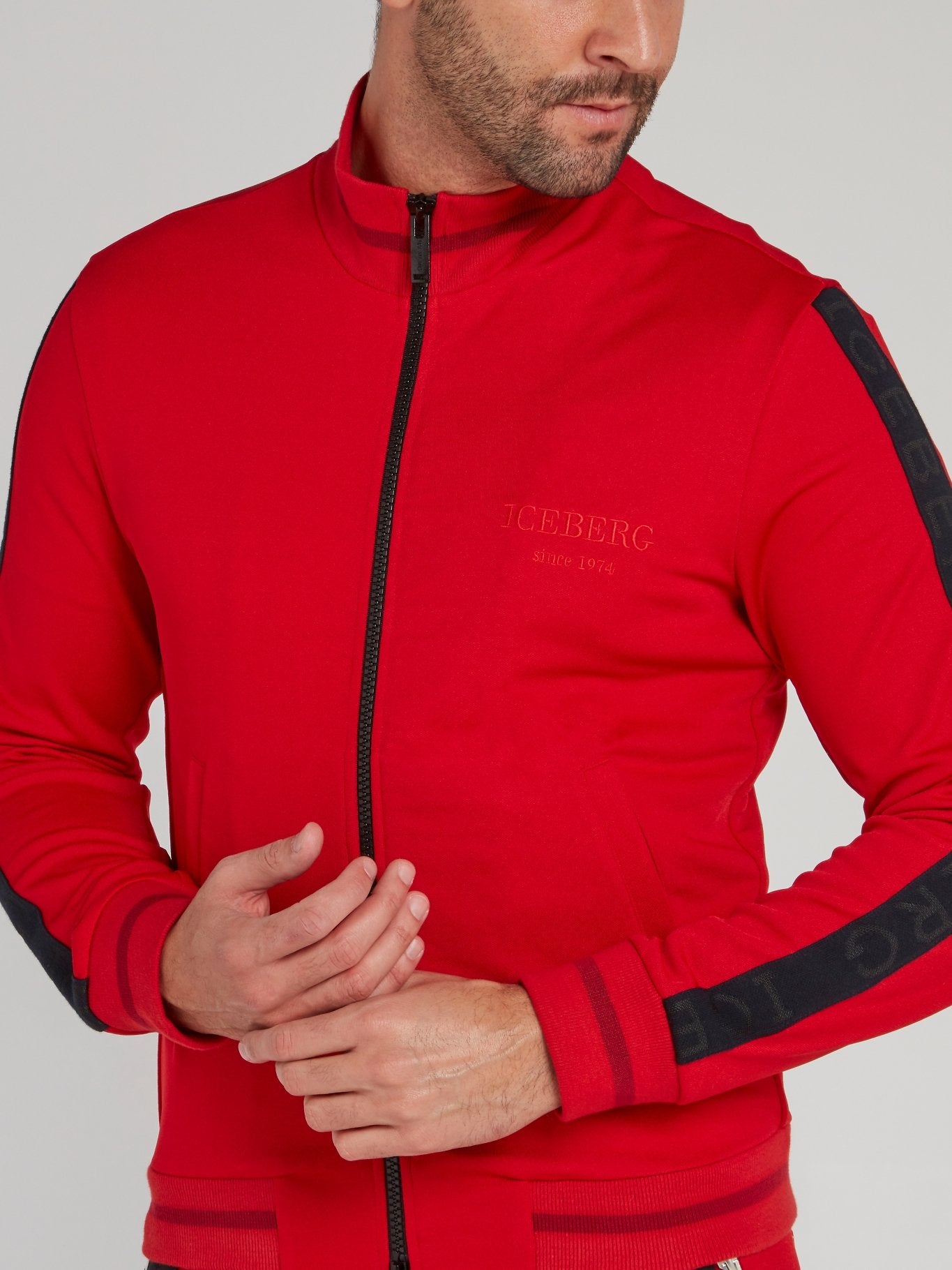 Красная толстовка на молнии с высоким воротником