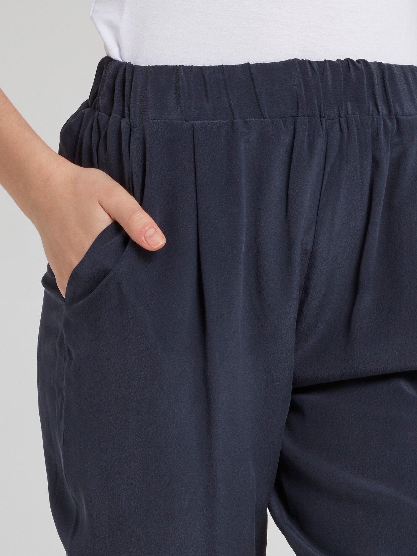 Темно-синие укороченные зауженные брюки