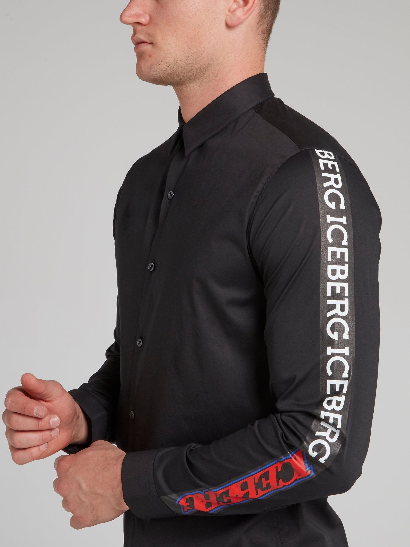 Черная рубашка с логотипом на рукавах