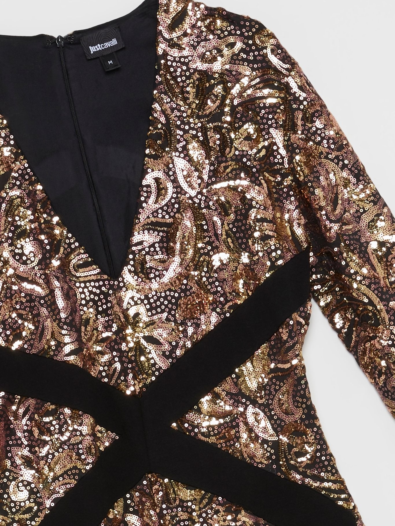 Платье с глубоким вырезом, пайетками и золотым барочным принтом