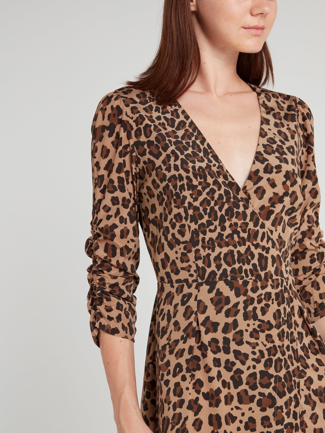 Платье-миди с леопардовым принтом, вырезом и запахом