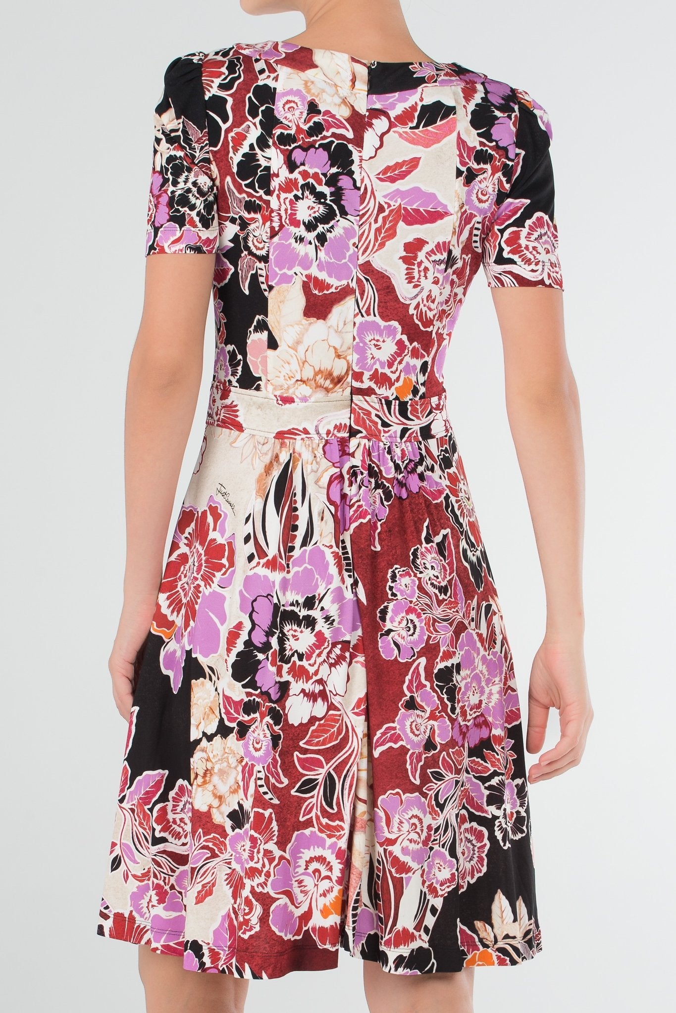 Фиолетовое платье с цветочным принтом и вырезом "замочная скважина"