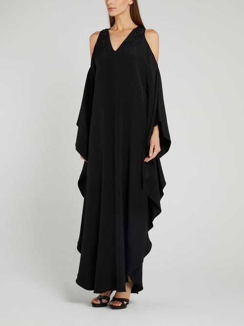 Черное платье с открытыми плечами и оборками