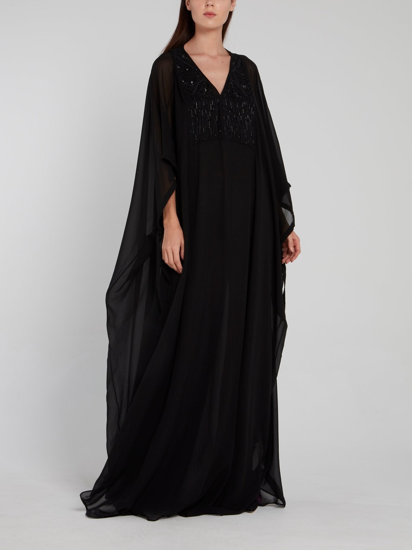 Черное платье-макси с V-образным вырезом и отделкой