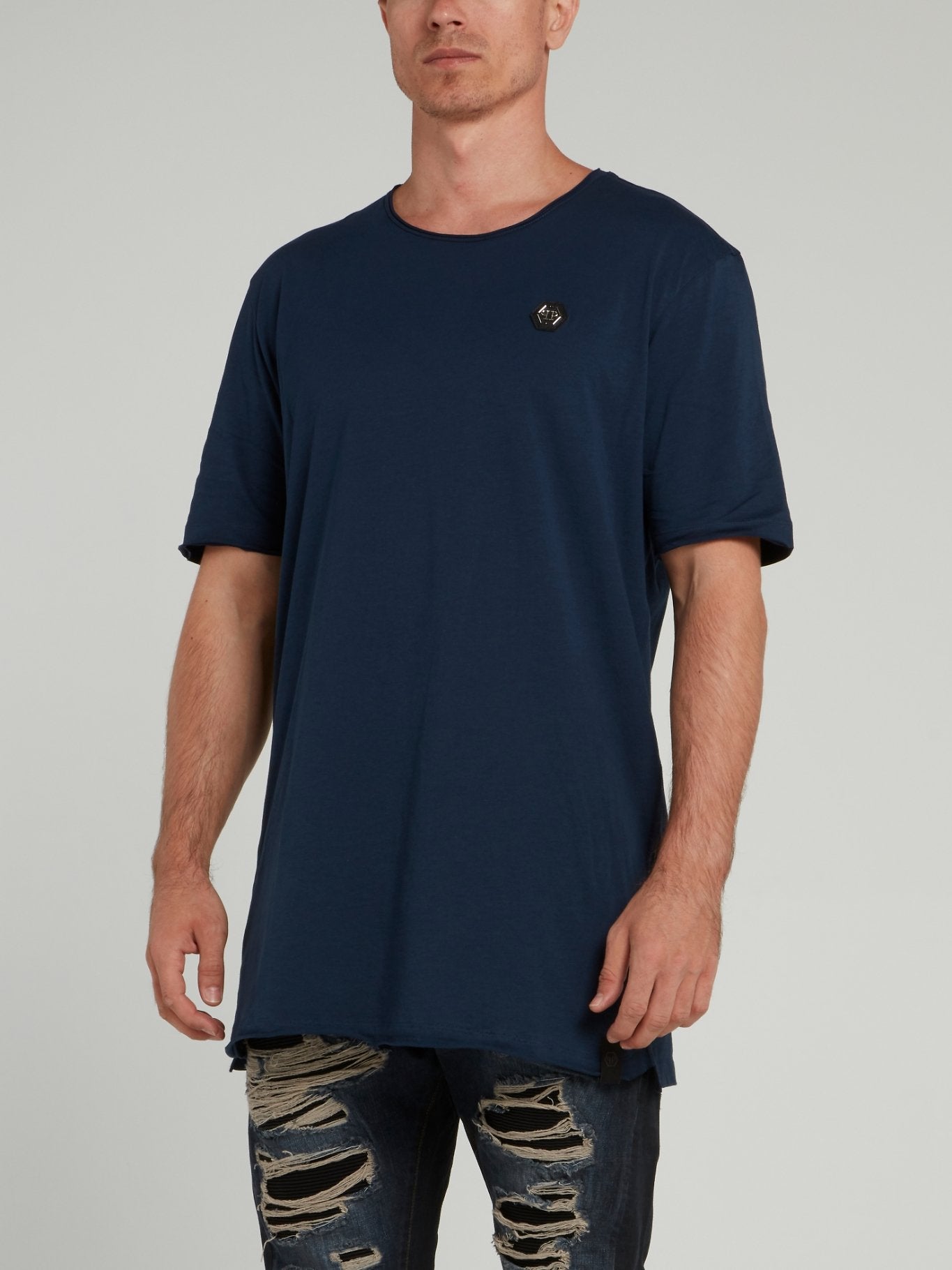 Темно-синяя футболка с круглым вырезом и рукавами до локтя