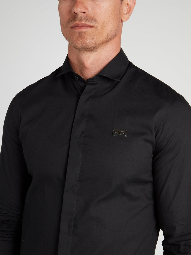Черная рубашка с изображением черепа на спине