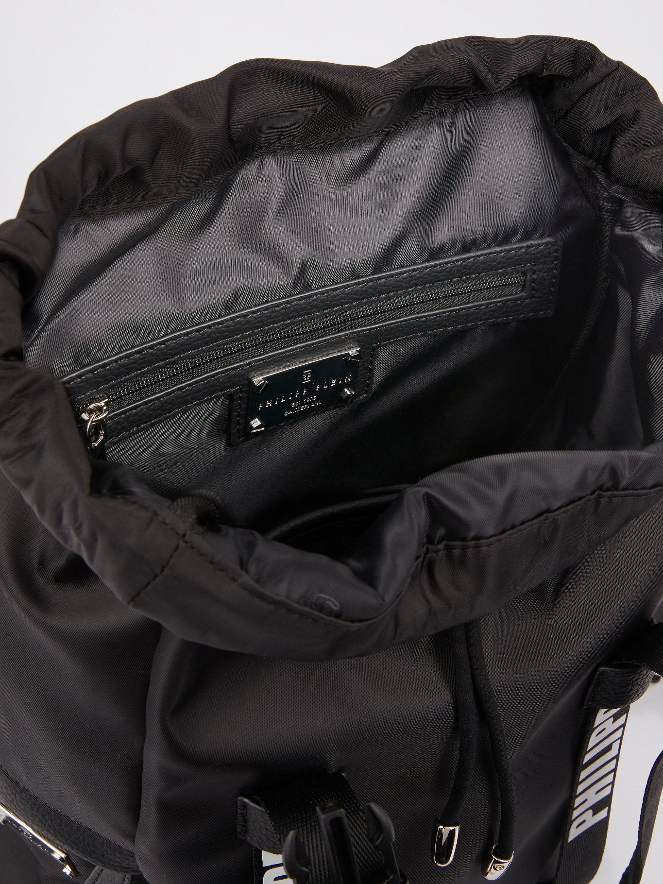 Черный рюкзак с логотипом на ремешках