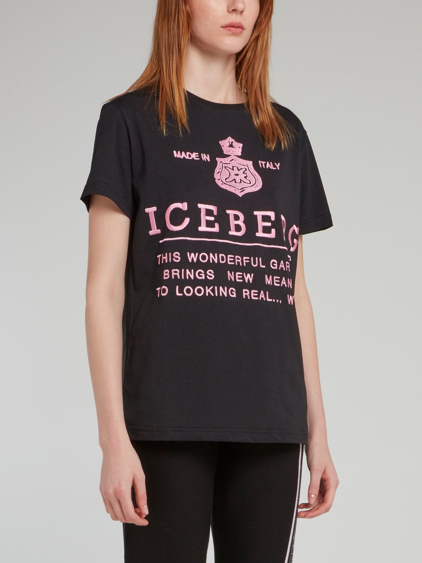 Черная футболка с розовым логотипом