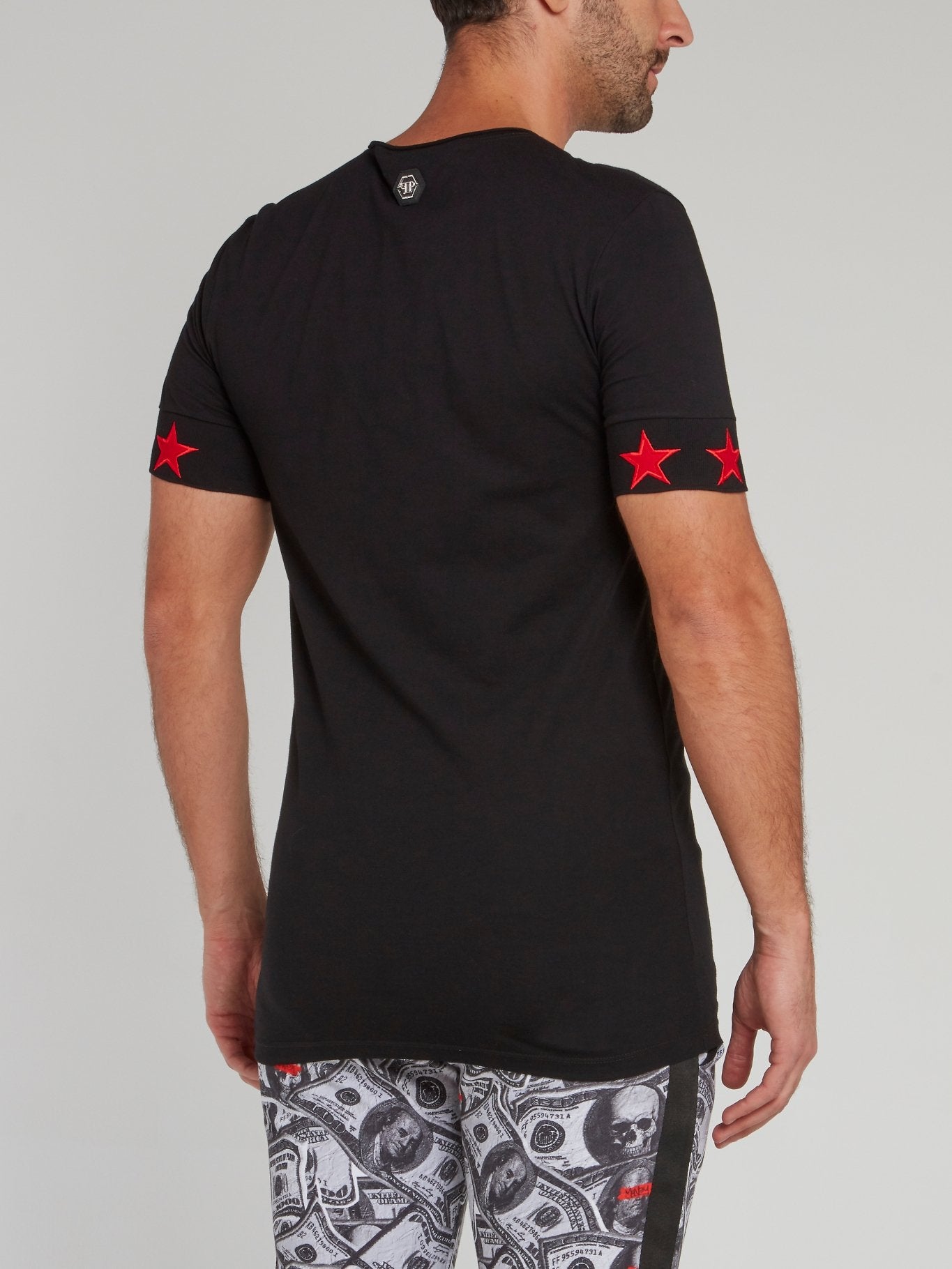 Черная футболка с красными звездами и черепом