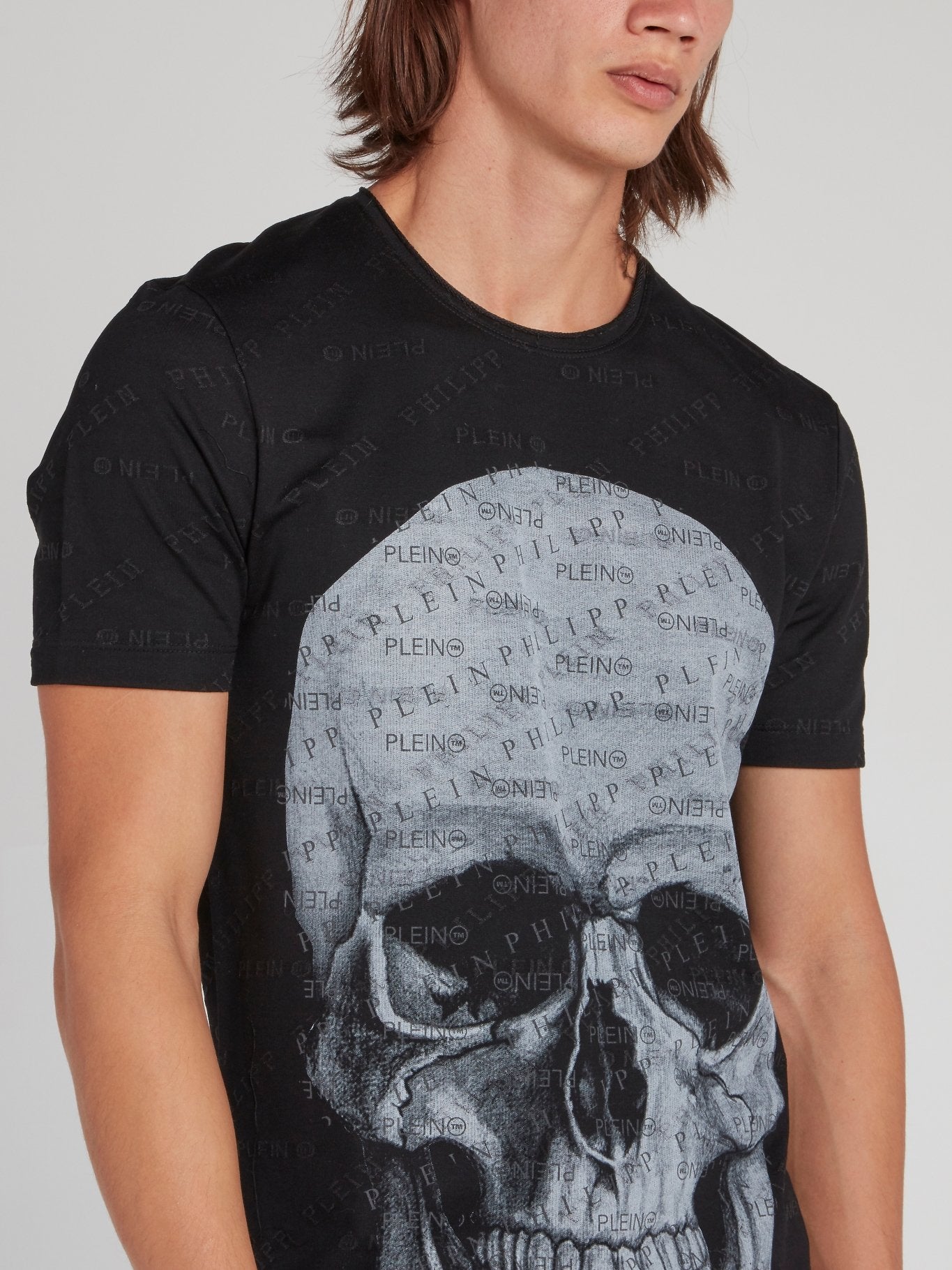 Черная футболка с монограммой и черепом