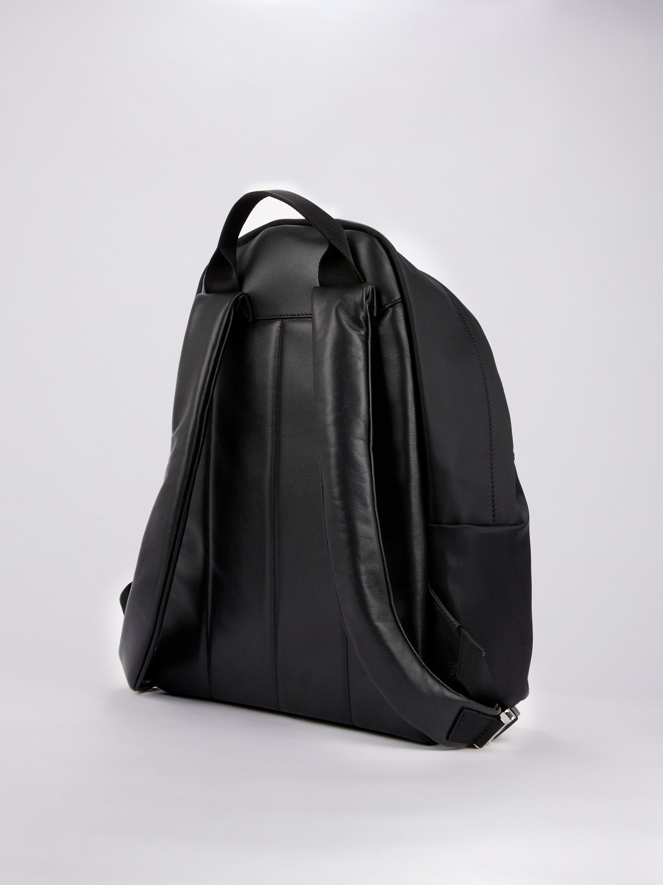 Черный рюкзак с монограммой