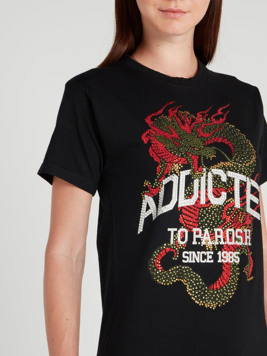 Черная футболка с изображением дракона и стразами