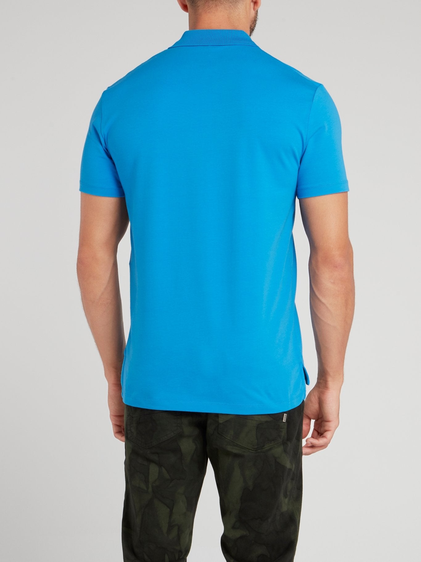Синяя рубашка поло с черной полоской и логотипом