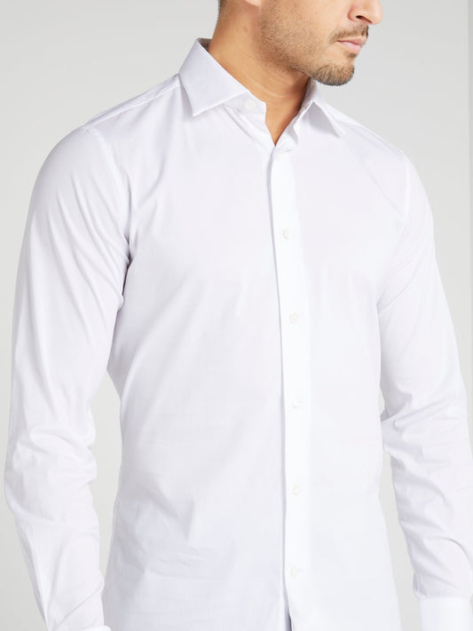 Белая классическая рубашка с длинными рукавами