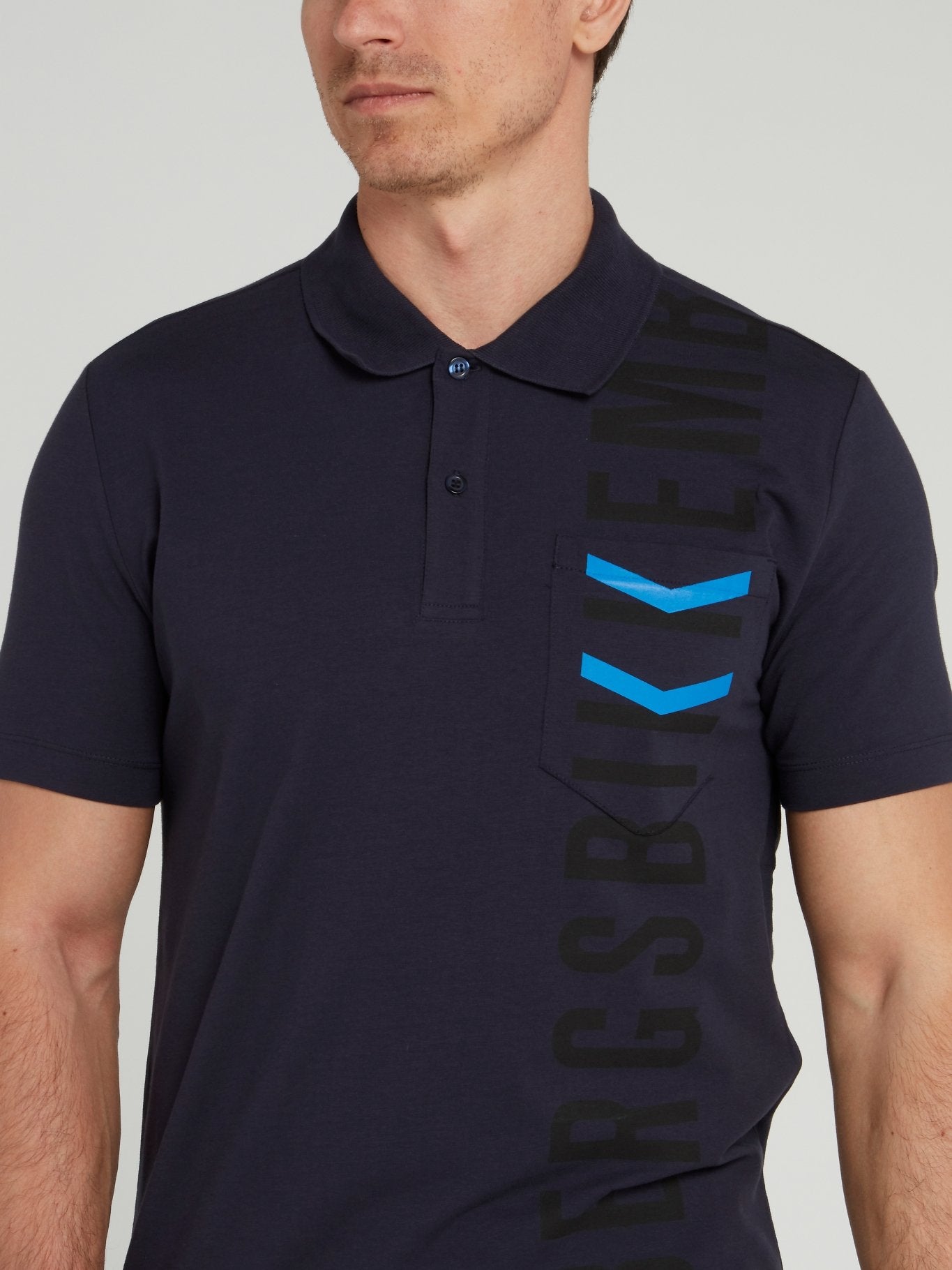 Темно-синяя рубашка поло с логотипом и шевроном