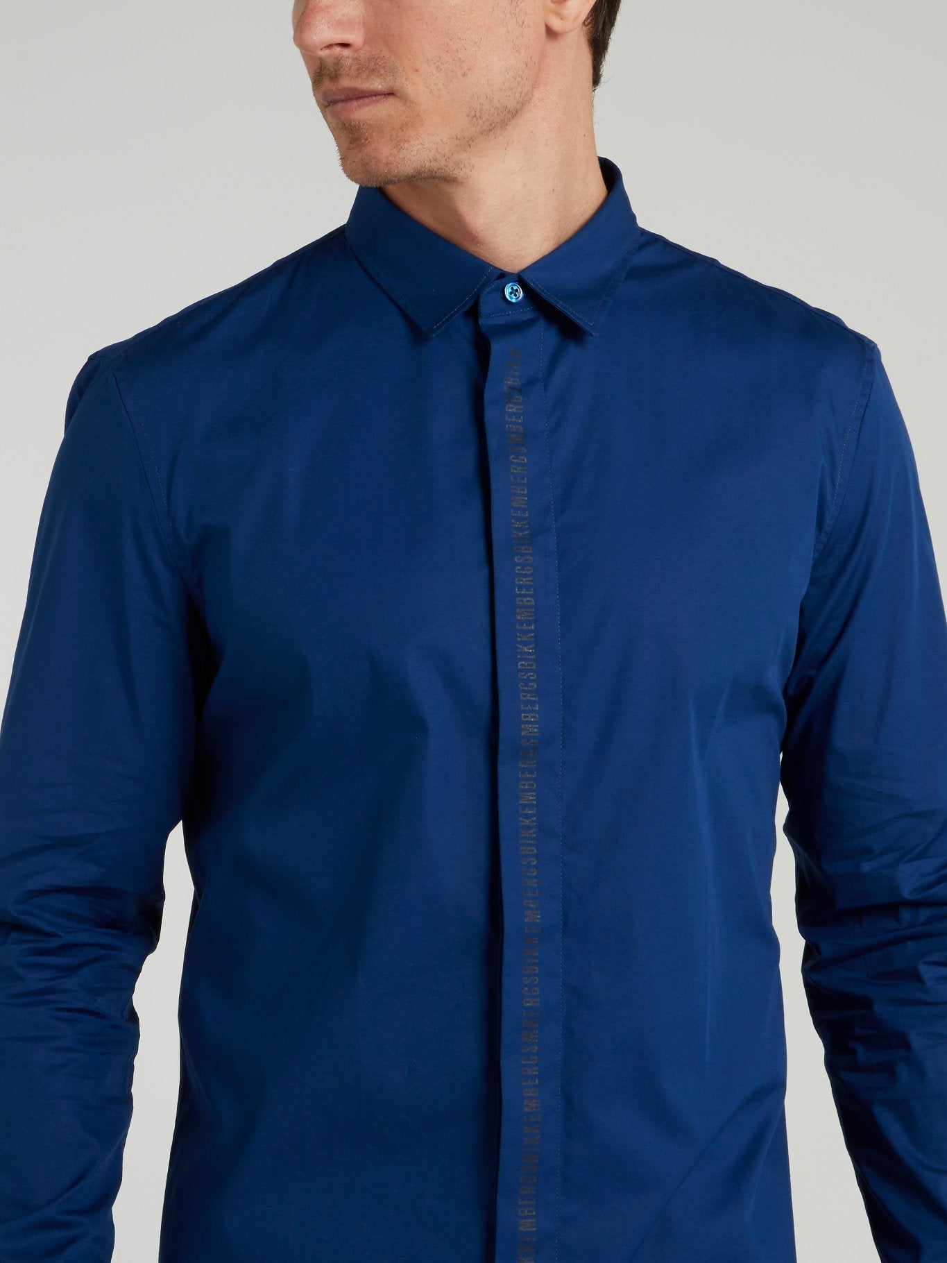 Синяя рубашка с логотипом