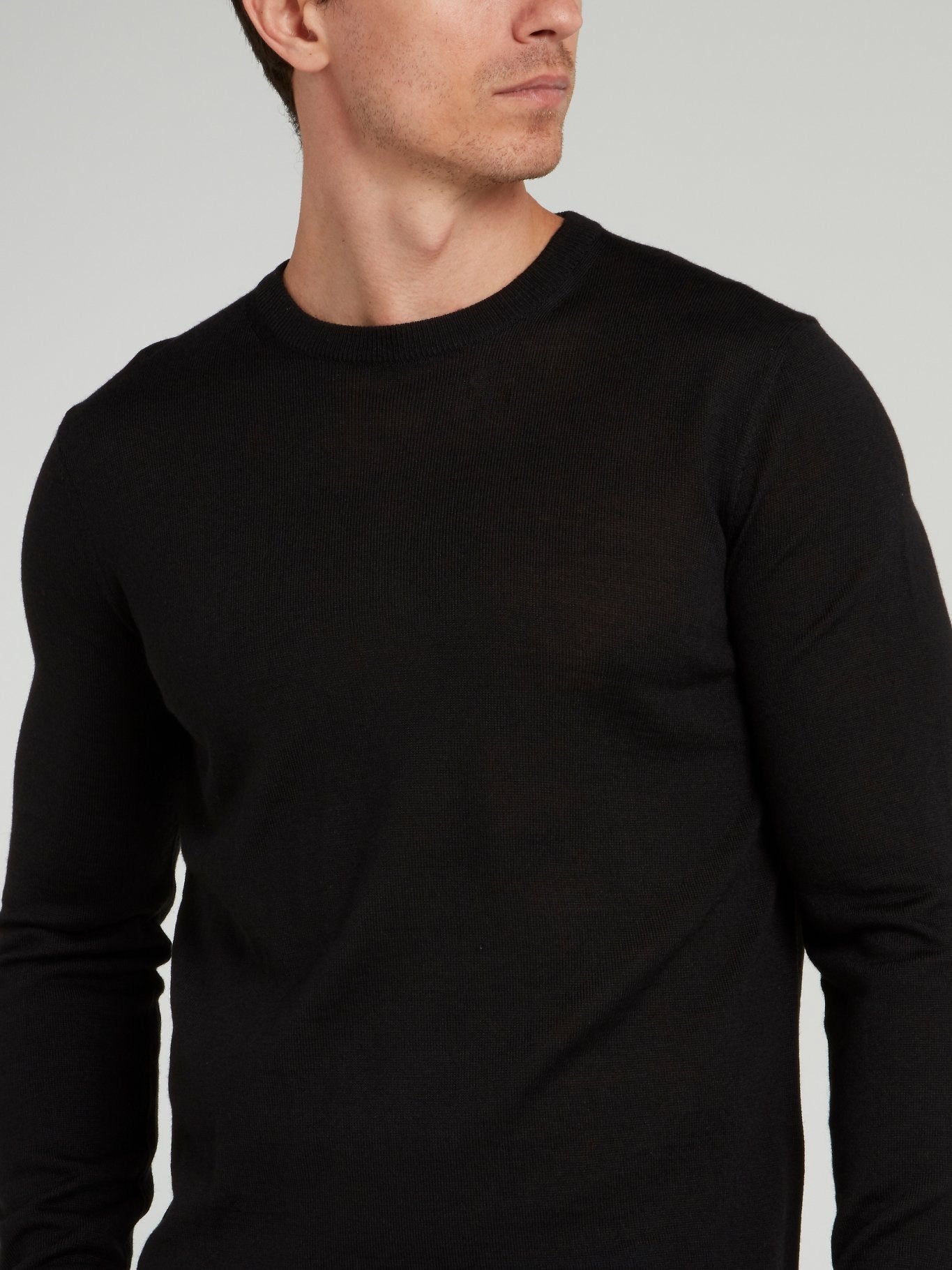 Черный свитер с логотипом на спине