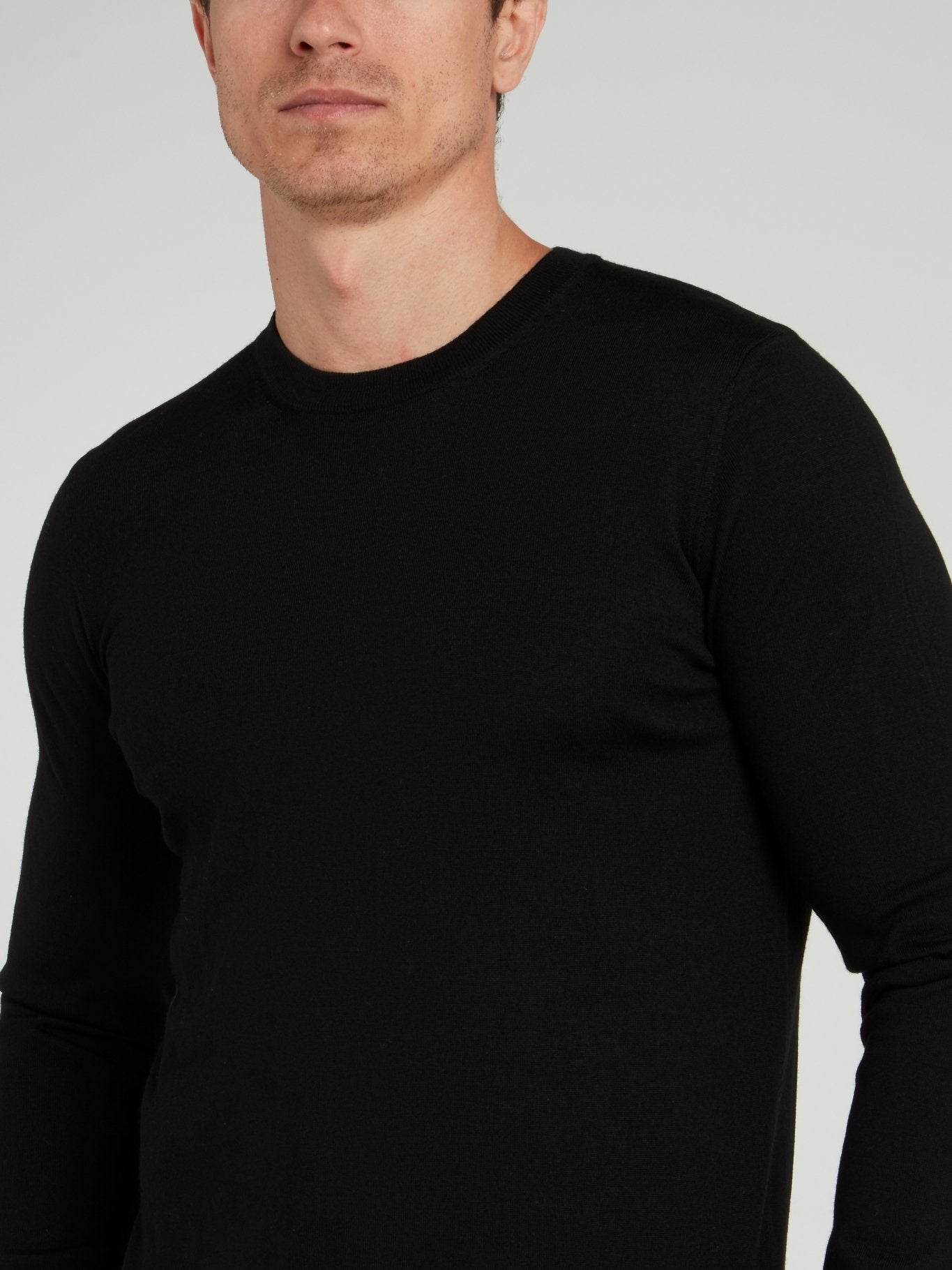Черный свитер с полоской на спине