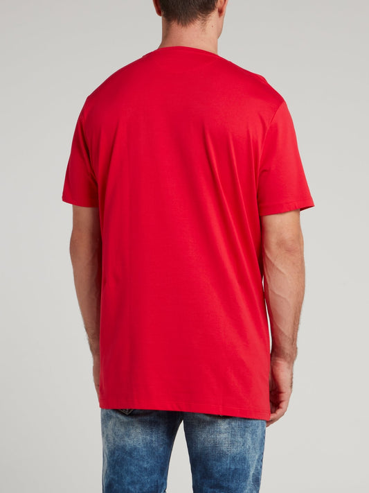 Красная футболка с круглым вырезом и логотипом