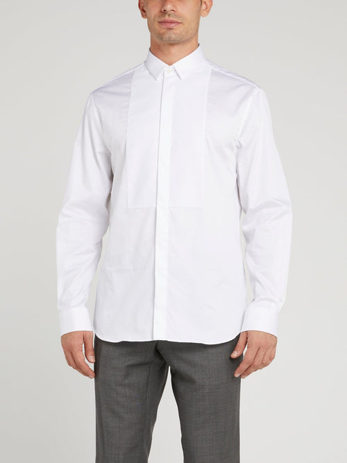 Белая классическая рубашка с длинными рукавами